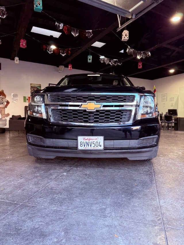 Chevrolet Suburban Vehicle Full-screen Gallery Image 02