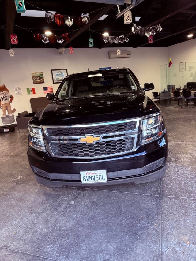 Chevrolet Suburban Vehicle Full-screen Gallery Image 03