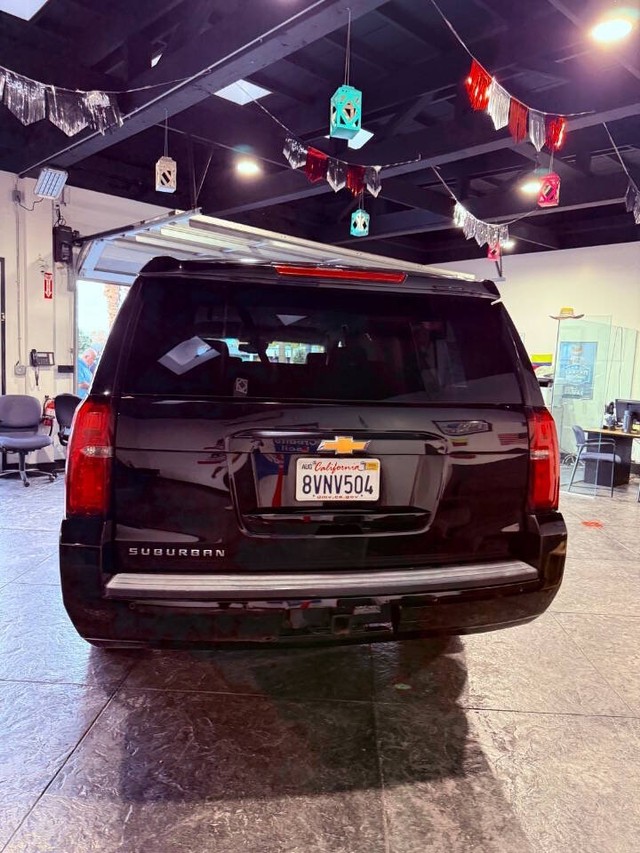 Chevrolet Suburban Vehicle Full-screen Gallery Image 16