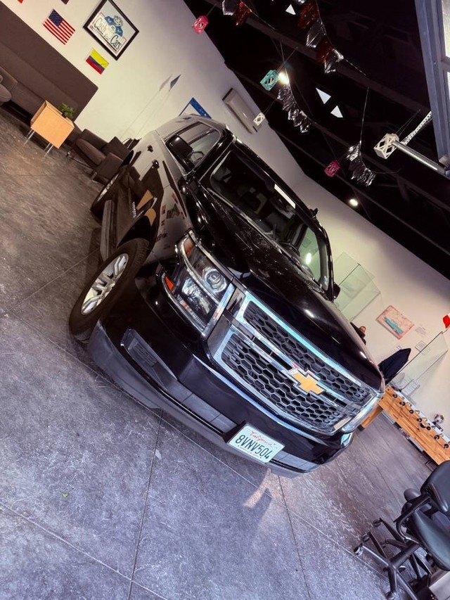 Chevrolet Suburban Vehicle Full-screen Gallery Image 30