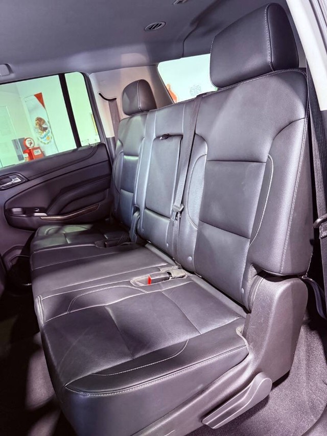Chevrolet Suburban Vehicle Full-screen Gallery Image 32