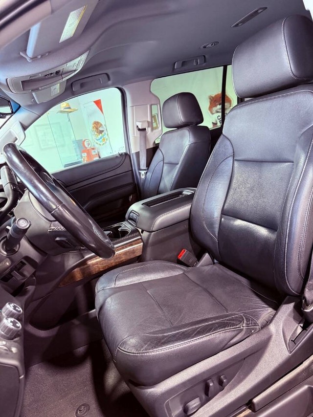 Chevrolet Suburban Vehicle Full-screen Gallery Image 33