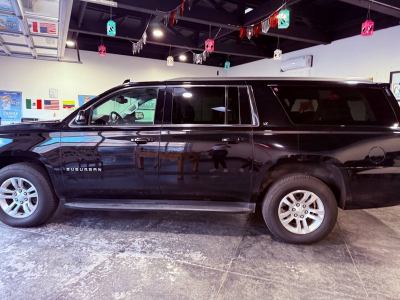 Chevrolet Suburban Vehicle Full-screen Gallery Image 10