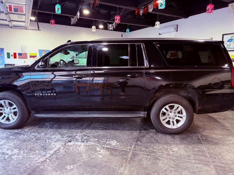Chevrolet Suburban Vehicle Full-screen Gallery Image 11
