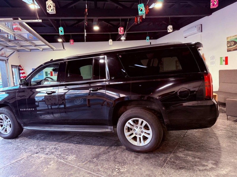 Chevrolet Suburban Vehicle Full-screen Gallery Image 12