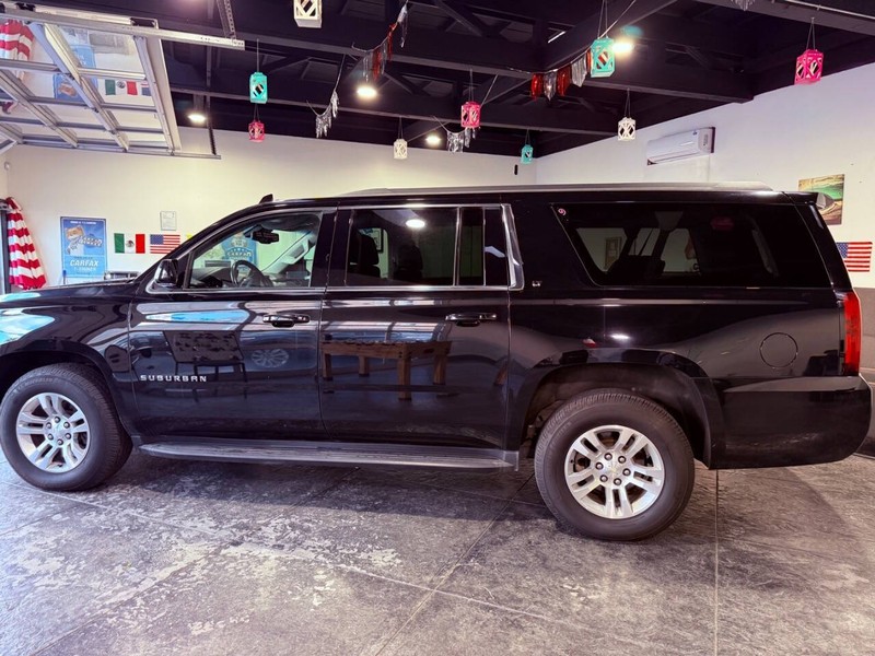 Chevrolet Suburban Vehicle Full-screen Gallery Image 14