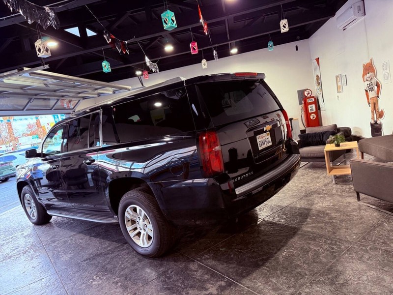 Chevrolet Suburban Vehicle Full-screen Gallery Image 17