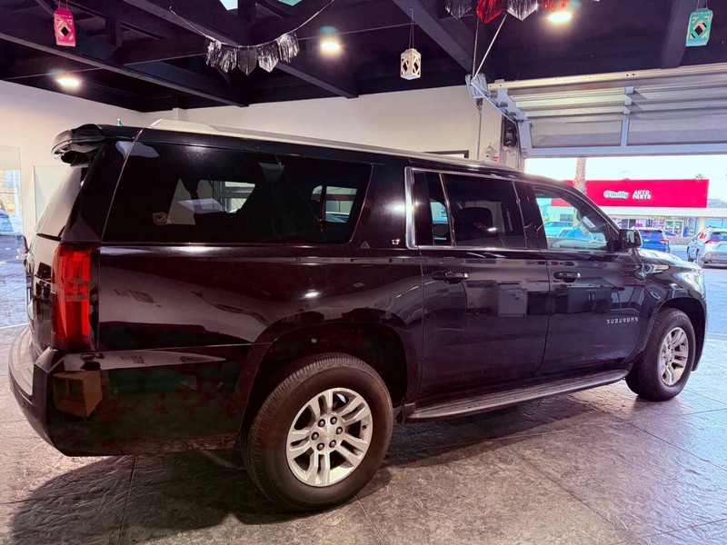 Chevrolet Suburban Vehicle Full-screen Gallery Image 18