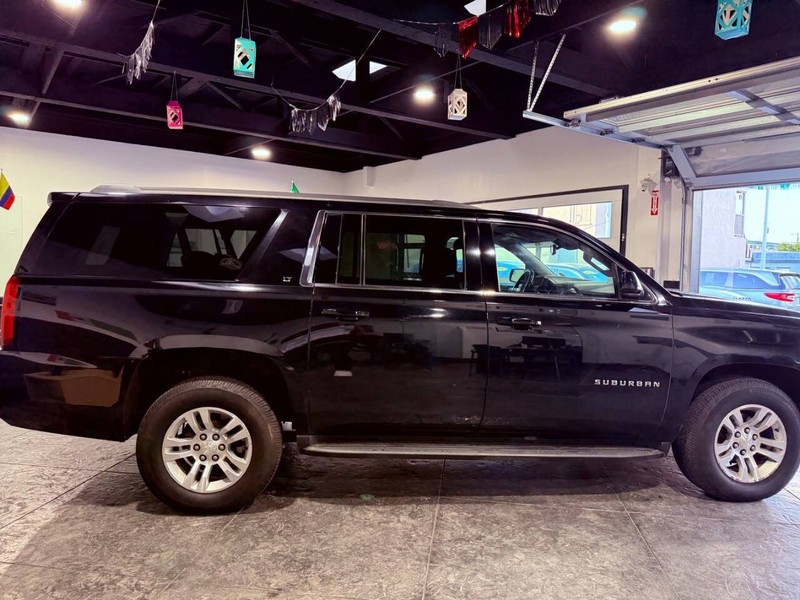 Chevrolet Suburban Vehicle Full-screen Gallery Image 21