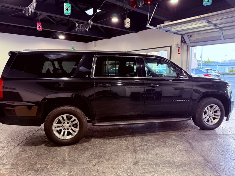Chevrolet Suburban Vehicle Full-screen Gallery Image 22