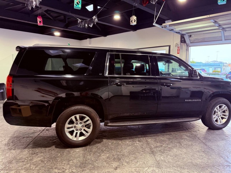 Chevrolet Suburban Vehicle Full-screen Gallery Image 23