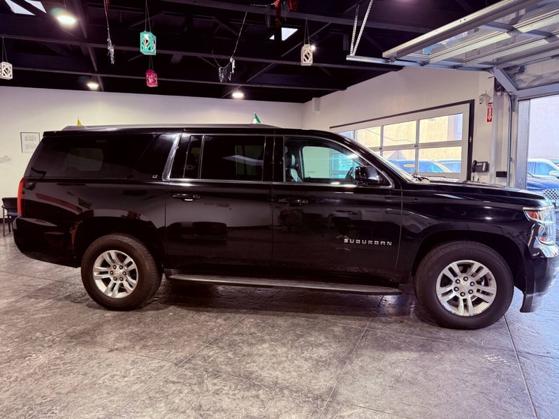 Chevrolet Suburban Vehicle Full-screen Gallery Image 24