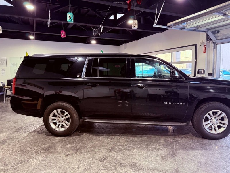 Chevrolet Suburban Vehicle Full-screen Gallery Image 25