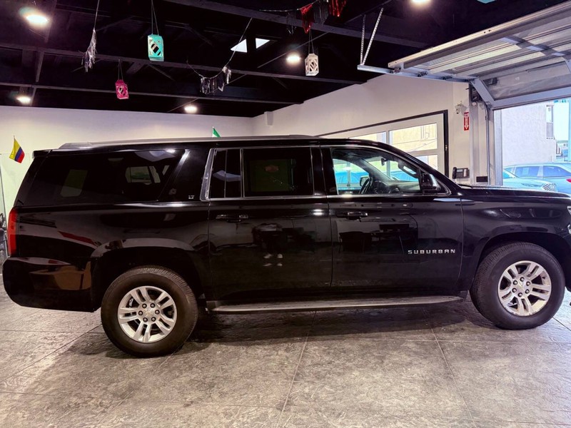 Chevrolet Suburban Vehicle Full-screen Gallery Image 26