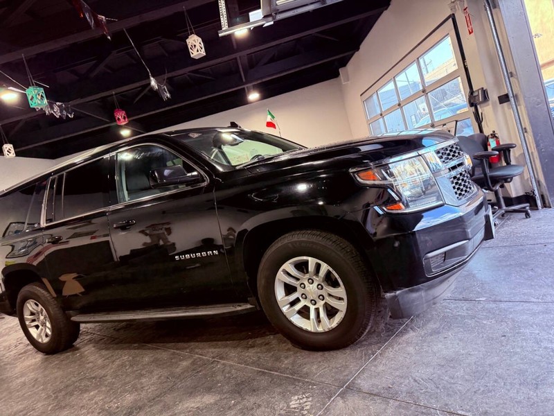 Chevrolet Suburban Vehicle Full-screen Gallery Image 27