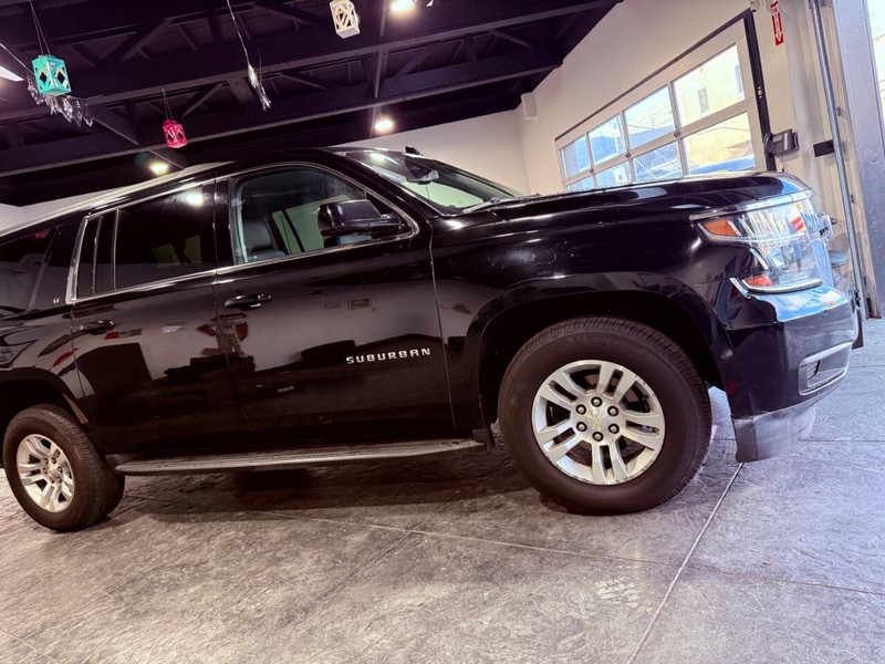 Chevrolet Suburban Vehicle Full-screen Gallery Image 28