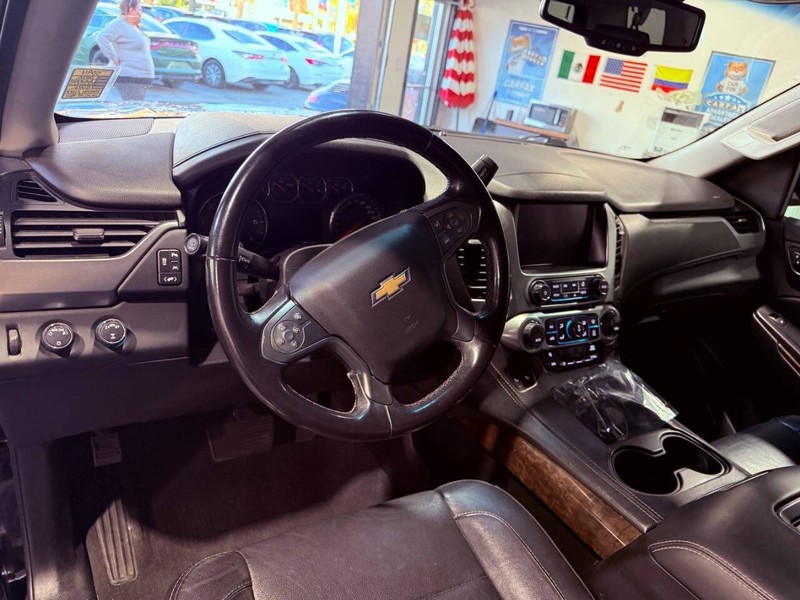 Chevrolet Suburban Vehicle Full-screen Gallery Image 29