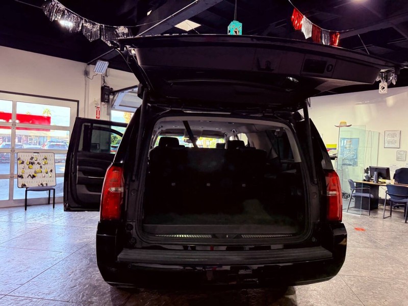 Chevrolet Suburban Vehicle Full-screen Gallery Image 35