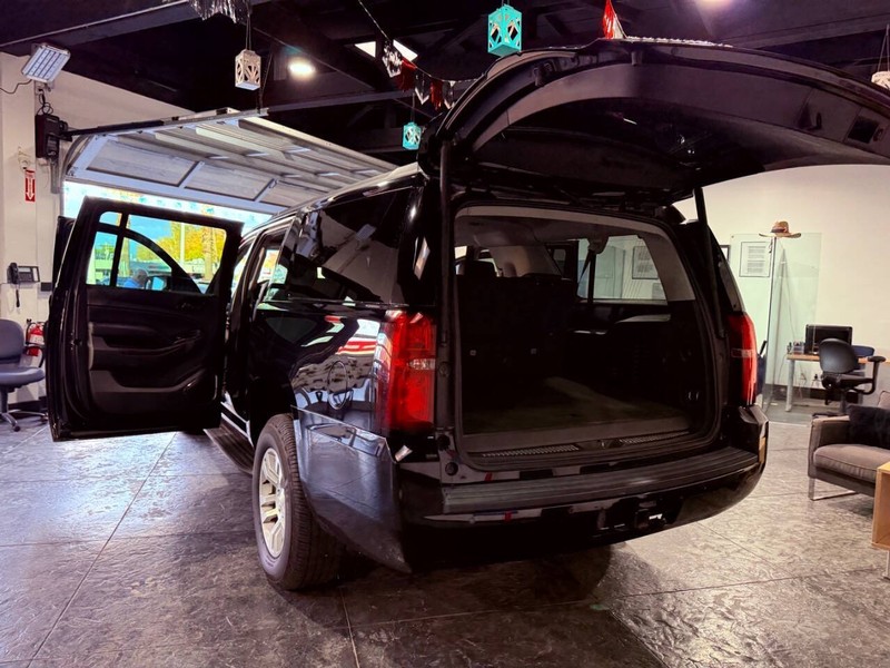 Chevrolet Suburban Vehicle Full-screen Gallery Image 38
