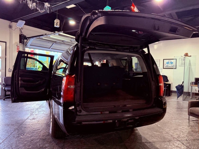 Chevrolet Suburban Vehicle Full-screen Gallery Image 39