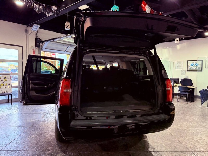 Chevrolet Suburban Vehicle Full-screen Gallery Image 40