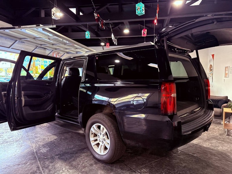 Chevrolet Suburban Vehicle Full-screen Gallery Image 41