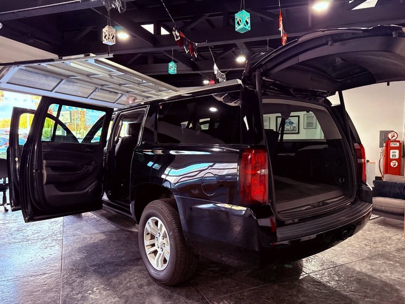 Chevrolet Suburban Vehicle Full-screen Gallery Image 42