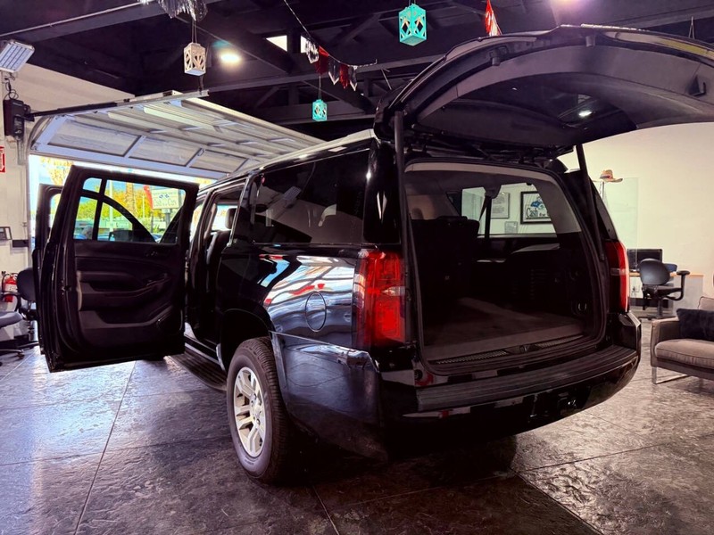 Chevrolet Suburban Vehicle Full-screen Gallery Image 43