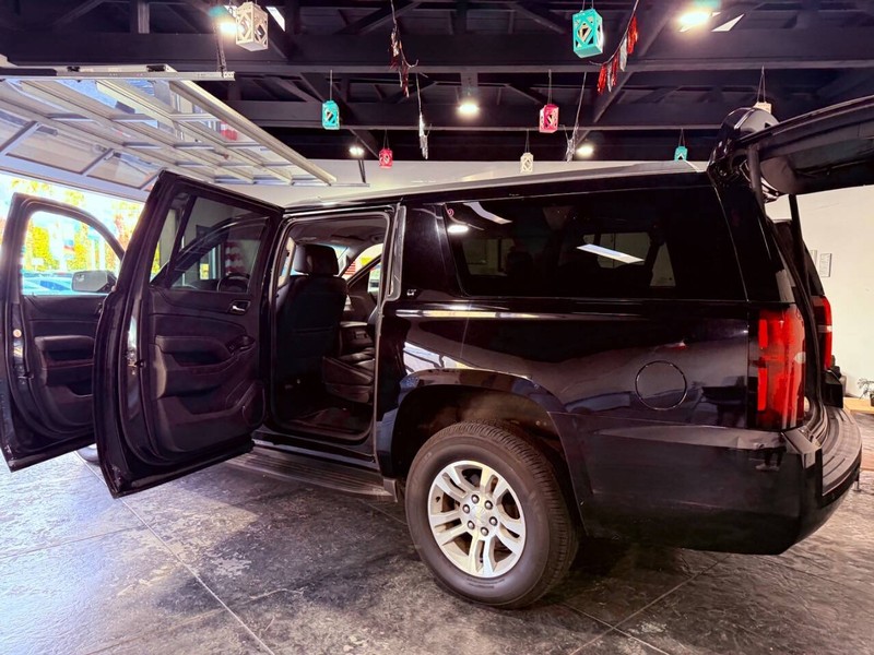 Chevrolet Suburban Vehicle Full-screen Gallery Image 46