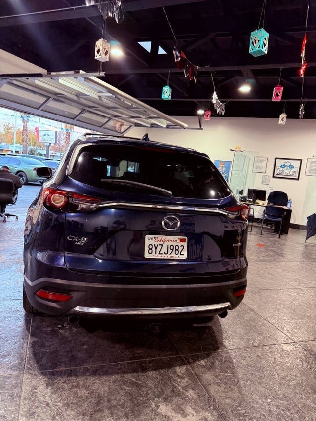 Mazda CX-9 Vehicle Full-screen Gallery Image 13