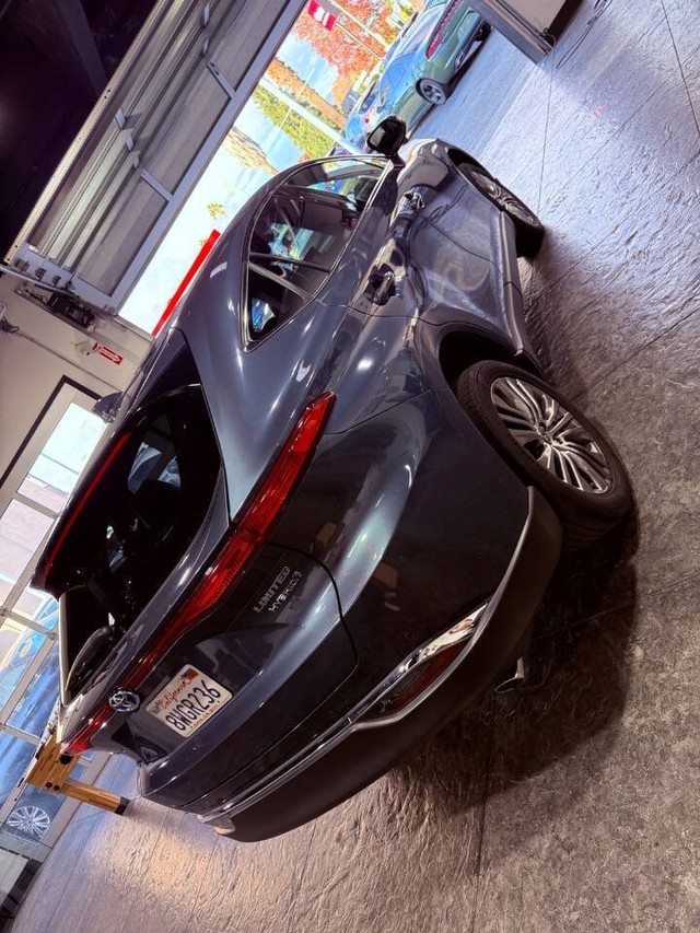 Toyota Venza Vehicle Full-screen Gallery Image 23