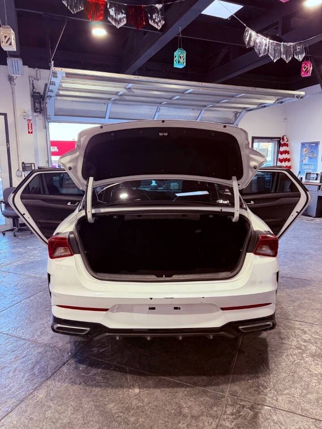 Kia K5 Vehicle Full-screen Gallery Image 16