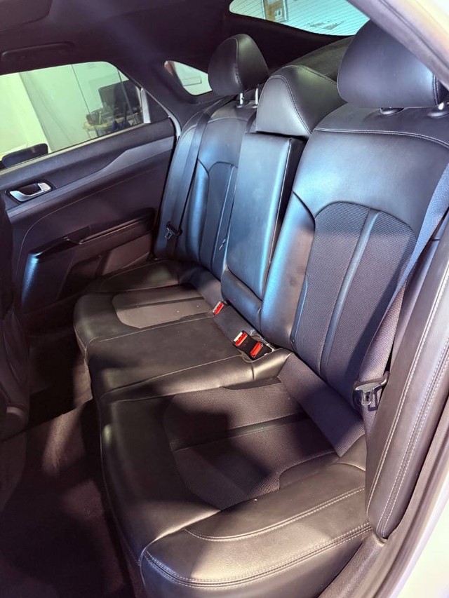 Kia K5 Vehicle Full-screen Gallery Image 18