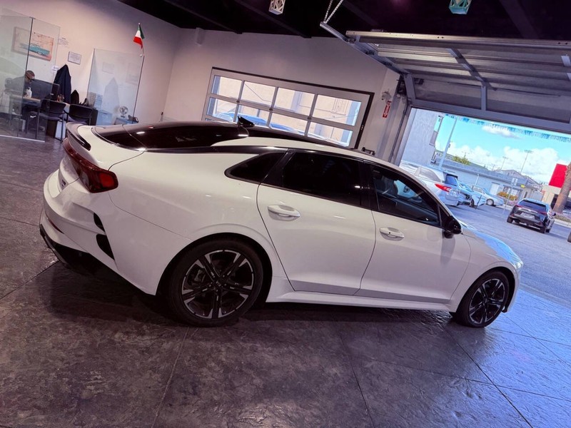 Kia K5 Vehicle Full-screen Gallery Image 07