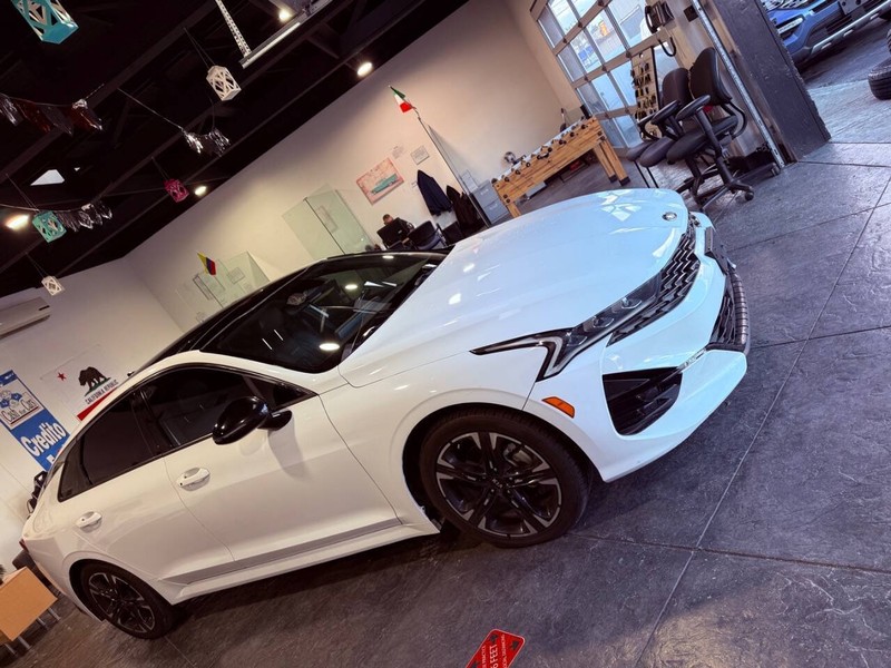 Kia K5 Vehicle Full-screen Gallery Image 11