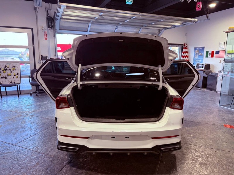 Kia K5 Vehicle Full-screen Gallery Image 21