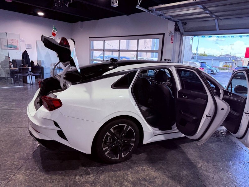 Kia K5 Vehicle Full-screen Gallery Image 45