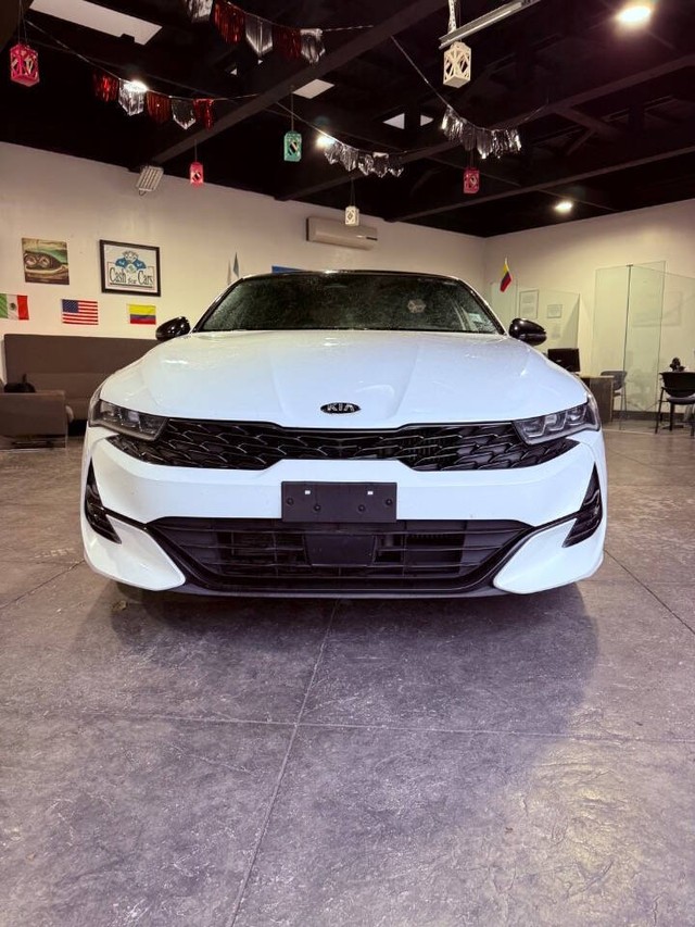 Kia K5 Vehicle Full-screen Gallery Image 02