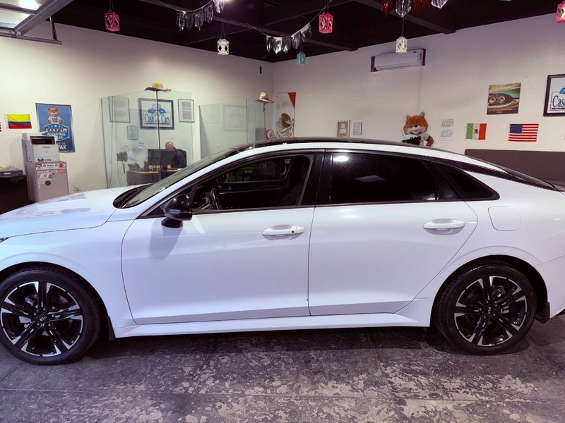 Kia K5 Vehicle Full-screen Gallery Image 10