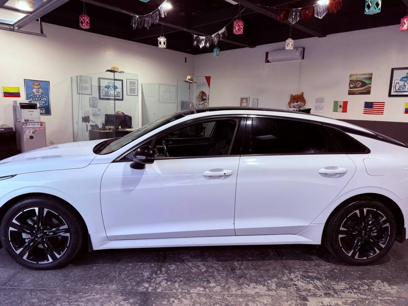 Kia K5 Vehicle Full-screen Gallery Image 13