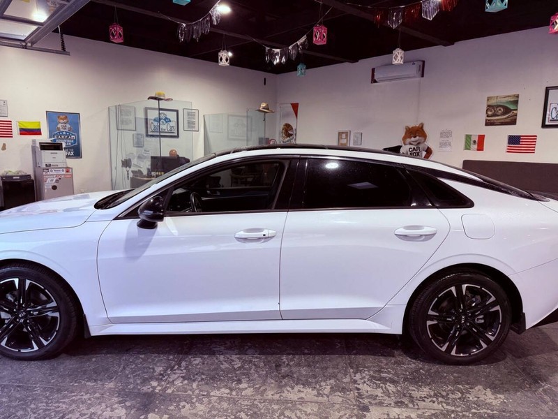 Kia K5 Vehicle Full-screen Gallery Image 15