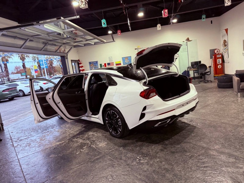 Kia K5 Vehicle Full-screen Gallery Image 36