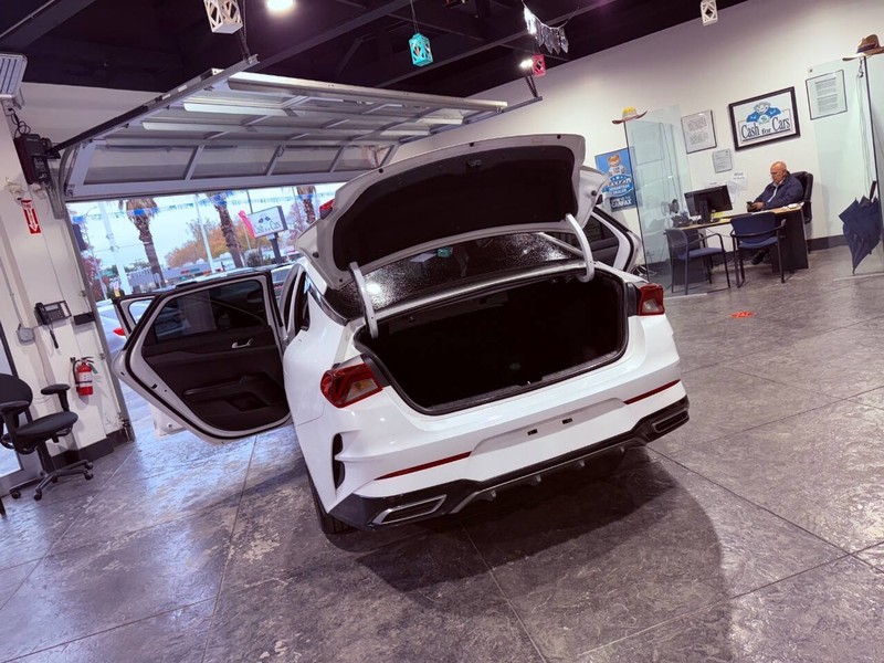 Kia K5 Vehicle Full-screen Gallery Image 37