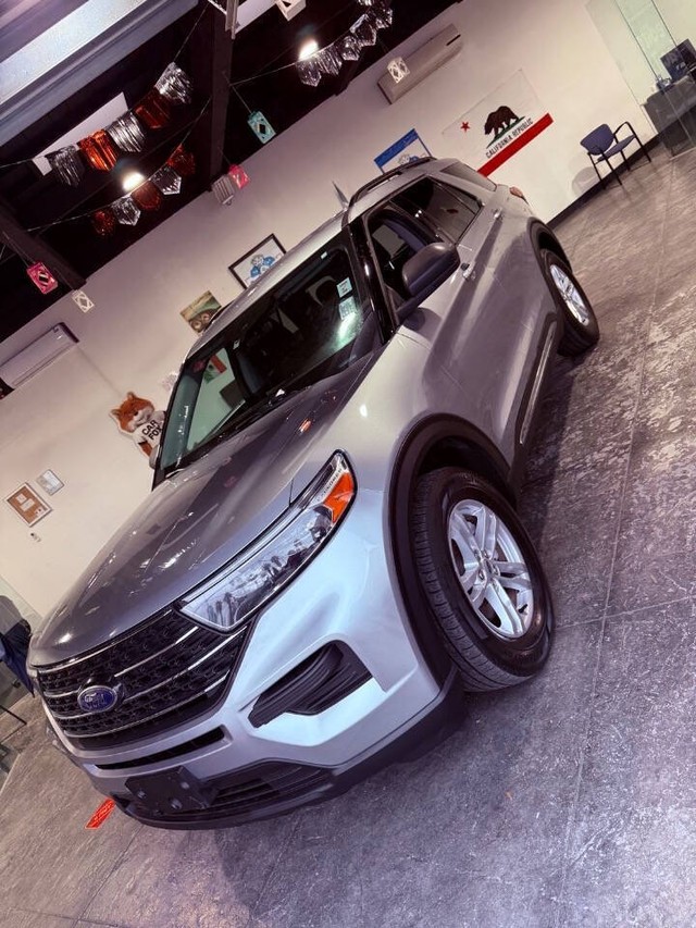 Ford Explorer Vehicle Full-screen Gallery Image 12