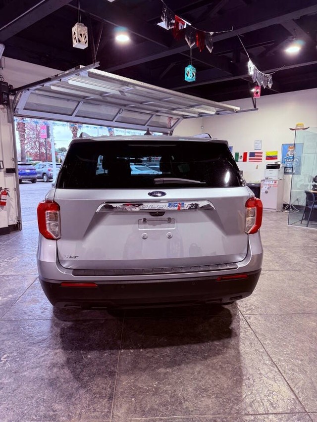 Ford Explorer Vehicle Full-screen Gallery Image 17