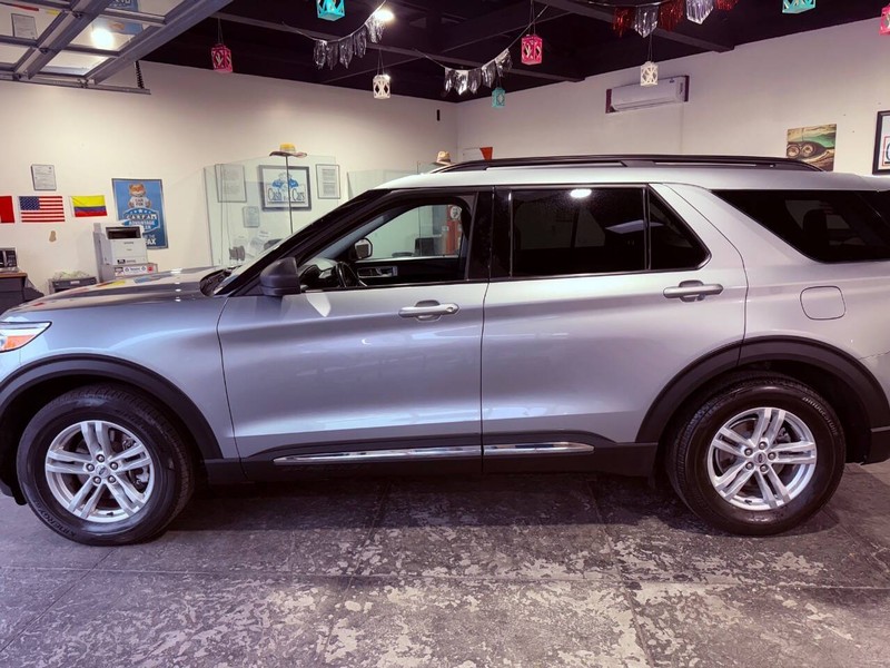 Ford Explorer Vehicle Full-screen Gallery Image 11