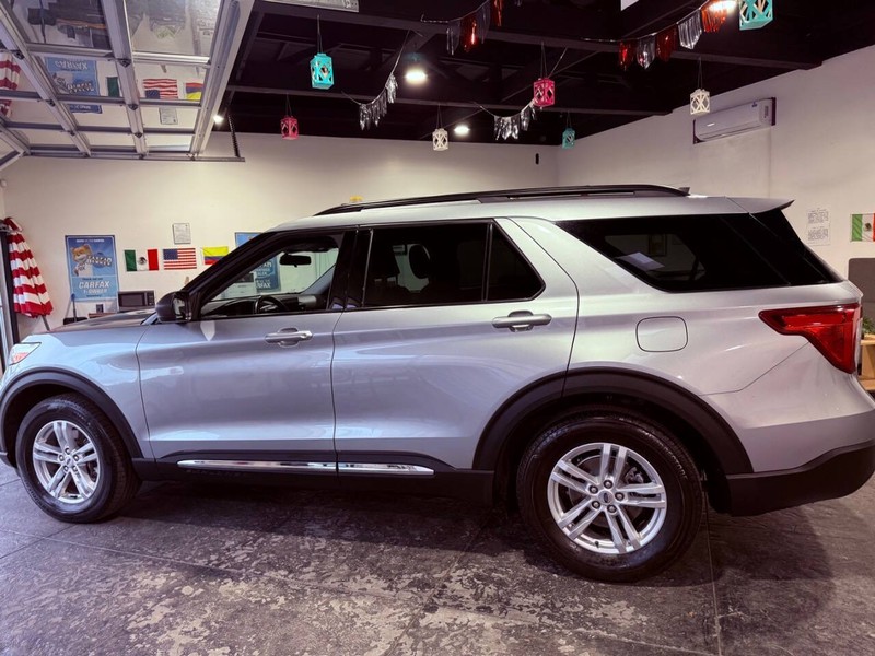 Ford Explorer Vehicle Full-screen Gallery Image 14