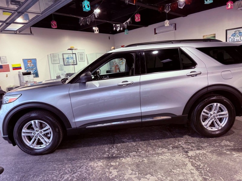 Ford Explorer Vehicle Full-screen Gallery Image 15