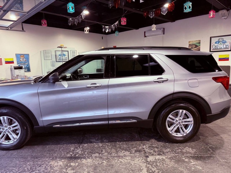 Ford Explorer Vehicle Full-screen Gallery Image 16