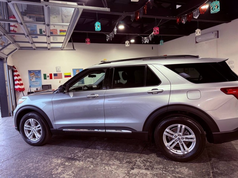 Ford Explorer Vehicle Full-screen Gallery Image 19